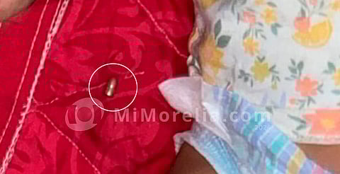 Bala perdida cae a centímetros de bebé, en Tierra Caliente