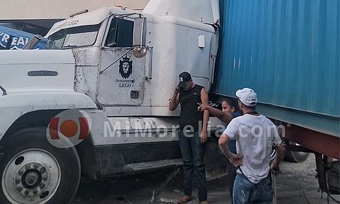 Trailero, presuntamente intoxicado, destruye negocio y una vivienda