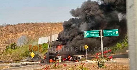 Tráiler y camión terminan en llamas tras choque en la Lázaro Cárdenas-Zihuatanejo