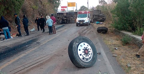 Mueren 14 peregrinos en volcadura de camión, en Edomex