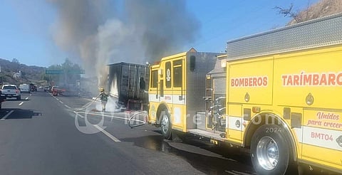 Se incendia caja de tráiler en la Morelia-Salamanca