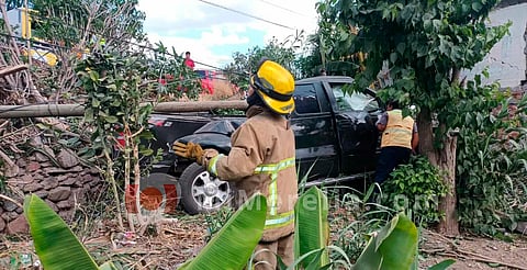 Muere conductor de camioneta al accidentarse en la Morelia-Salamanca