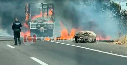 Camioneta de carga se incendia en la carreta Pátzcuaro-Morelia
