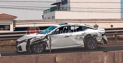 Automovilista choca contra muro de contención en la Morelia-Salamanca