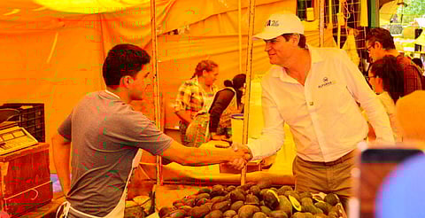 Con buena respuesta es recibido Alfonso Martínez en el tianguis de “Las Flores"