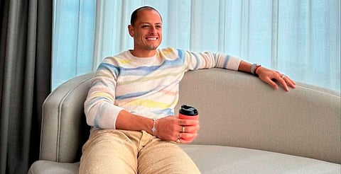 Chicharito roba los corazones de sus fans; le regalan flores y le llevan serenta