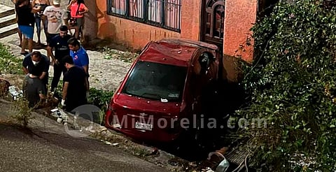 Michoacán: "pestañea" manejando, cae en desnivel y choca contra casa