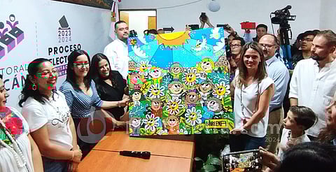 Daniela de los Santos formaliza solicitud de candidatura por el distrito XVII