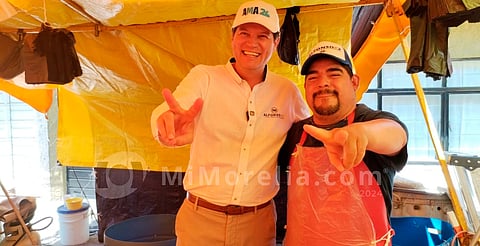 Visita Alfonso Martínez tianguis de la colonia Insurgentes para llamar al voto