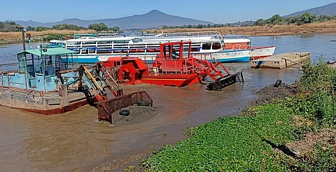 Compesca mantiene canales de navegación en el lago de Pátzcuaro