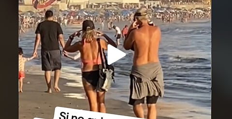 Turistas se tapan los oídos mientras suena banda en playa de Mazatlán