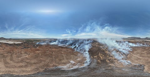 Brigadas de Protección Civil trabajan para contener incendio de tule en lago de Cuitzeo