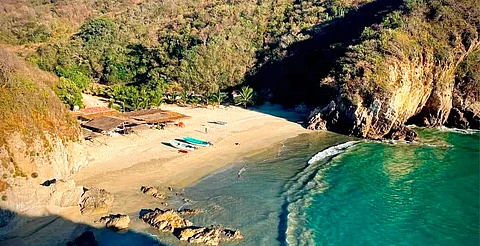 Descubre la Playa del Amor en este recorrido en lancha por la Costa Michoacana