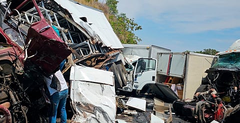 Se registra aparatosa carambola en la autopista Siglo XXI, en Michoacán
