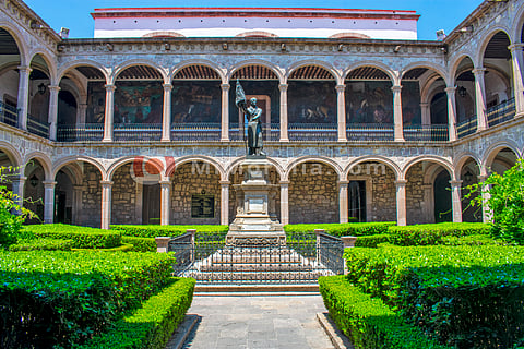 Monumento a Miguel Hidalgo en el interior del Colegio Primitivo y Nacional de San Nicolás de Hidalgo