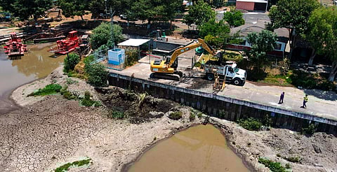 Maquinaria pesada retira azolve en el lago de Pátzcuaro