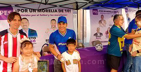 Con firma de autógrafos, ex jugadores celebran a niños en Morelia