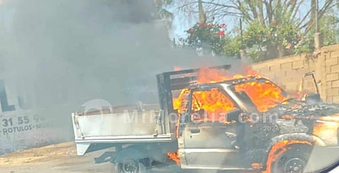 Se incendia camioneta afuera de panteón, en Morelia