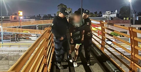 Salvan a persona tras querer aventarse de puente, en Morelia