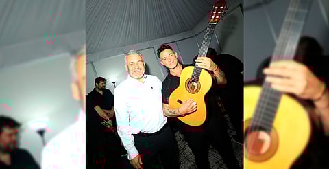 Regaló Bedolla guitarra de Paracho a Alejandro Sanz