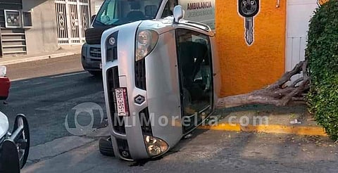 Choque-volcadura deja un herido en la Lomas de Guayangareo de Morelia