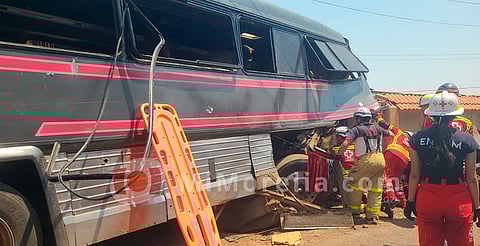 Se accidenta camión de banda musical; preliminar 3 muertos y al menos 10 heridos