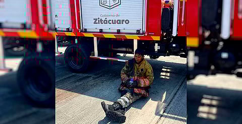 Se viraliza foto de Bombero exhausto tras horas de combate a incendio de pastizal