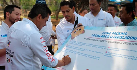 Firma Roberto Carlos López compromiso con los animales