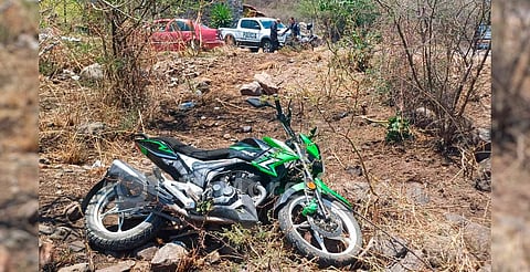 Mujer muere tras derrape de moto en Santa Ana Maya; hay una lesionada