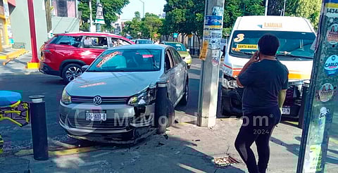 Chocan auto y combi Naranja en la colonia Félix Ireta de Morelia