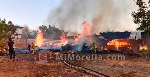 En Apatzingán; arde en llamas galera de aserradero en la colonia El Varillero