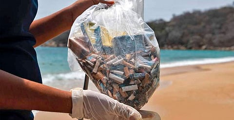Limpian playas de Michoacán de colillas de cigarros