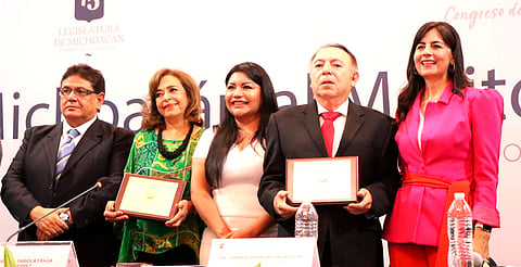 Otorga Congreso Medalla Michoacán al Mérito Docente 2024, a maestra de educación especial y a la Preparatoria Taximaroa