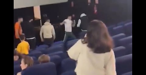Chavo noquea a tipo que maltrataba a su novia en el cine