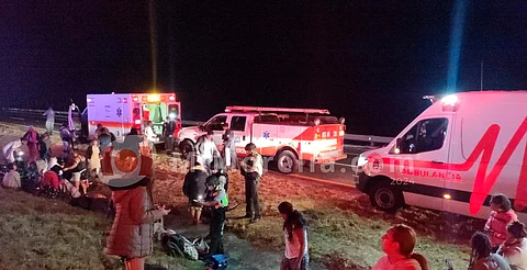 Tráiler embiste autobús de turismo en en Zinapécuaro; hay 12 personas lesionadas