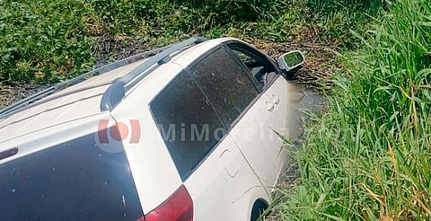 Abuelito cae con su camioneta a canal de aguas negras en Morelia 