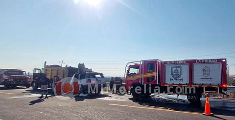 En La Piedad; camioneta choca contra camión dejando un muerto y un herido