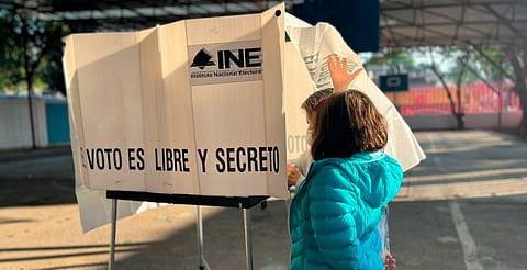 INE descarta prohibir celulares en casillas y opta por carteles contra coacción del voto