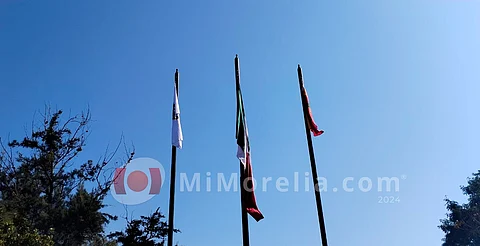 Realizan izamiento de banderas para arrancar con festejos del 483 aniversario de Morelia
