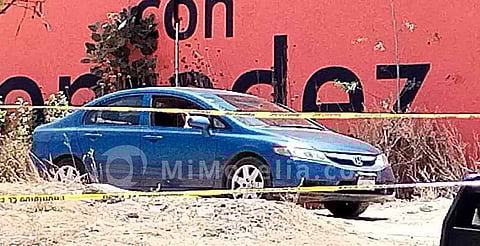 Hallan cadáver de hombre desnudo dentro de un auto, en Morelia