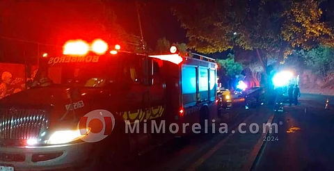 Auto choca contra árbol en el periférico sur de Morelia; hay 2 heridos