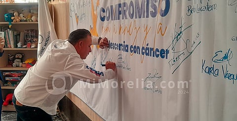 Firma Carlos Quintana compromiso con la niñez y la adolescencia con cáncer en AMANC Michoacán