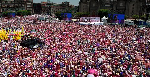 "Marea Rosa" concentró a 95 mil personas en el zócalo de la CDMX