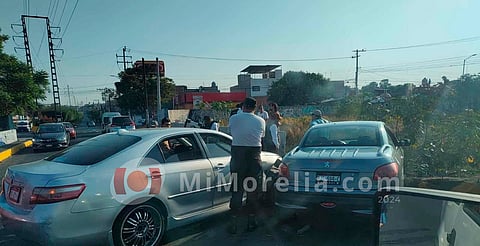 Se registra choque entre 2 autos en puente del Río Grande, Morelia