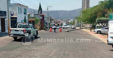 Grúa se atora y derriba postes de telefonía en Morelia; chofer huyó