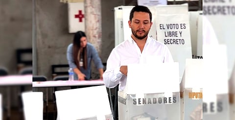 Candidato al Senado Beto Lucatero emite su voto en Peribán