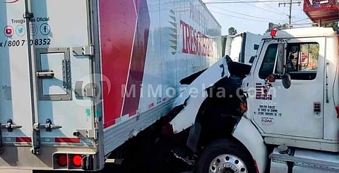 Se registran 2 choques vehiculares en el libramiento de Morelia; hay un herido