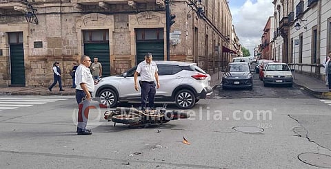 Motociclista queda herido en choque, en centro de Morelia
