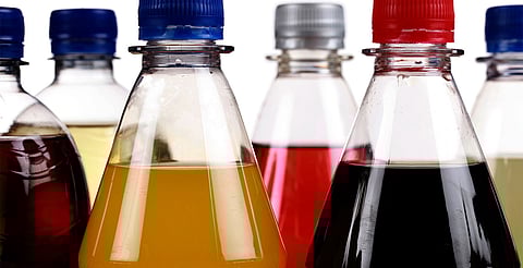 Evita estas bebidas para hidratarte bien durante la onda de calor