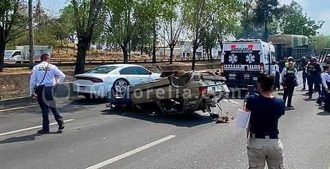 Conductor sobrevive al destrozar su coche en el Libramiento Norte de Morelia